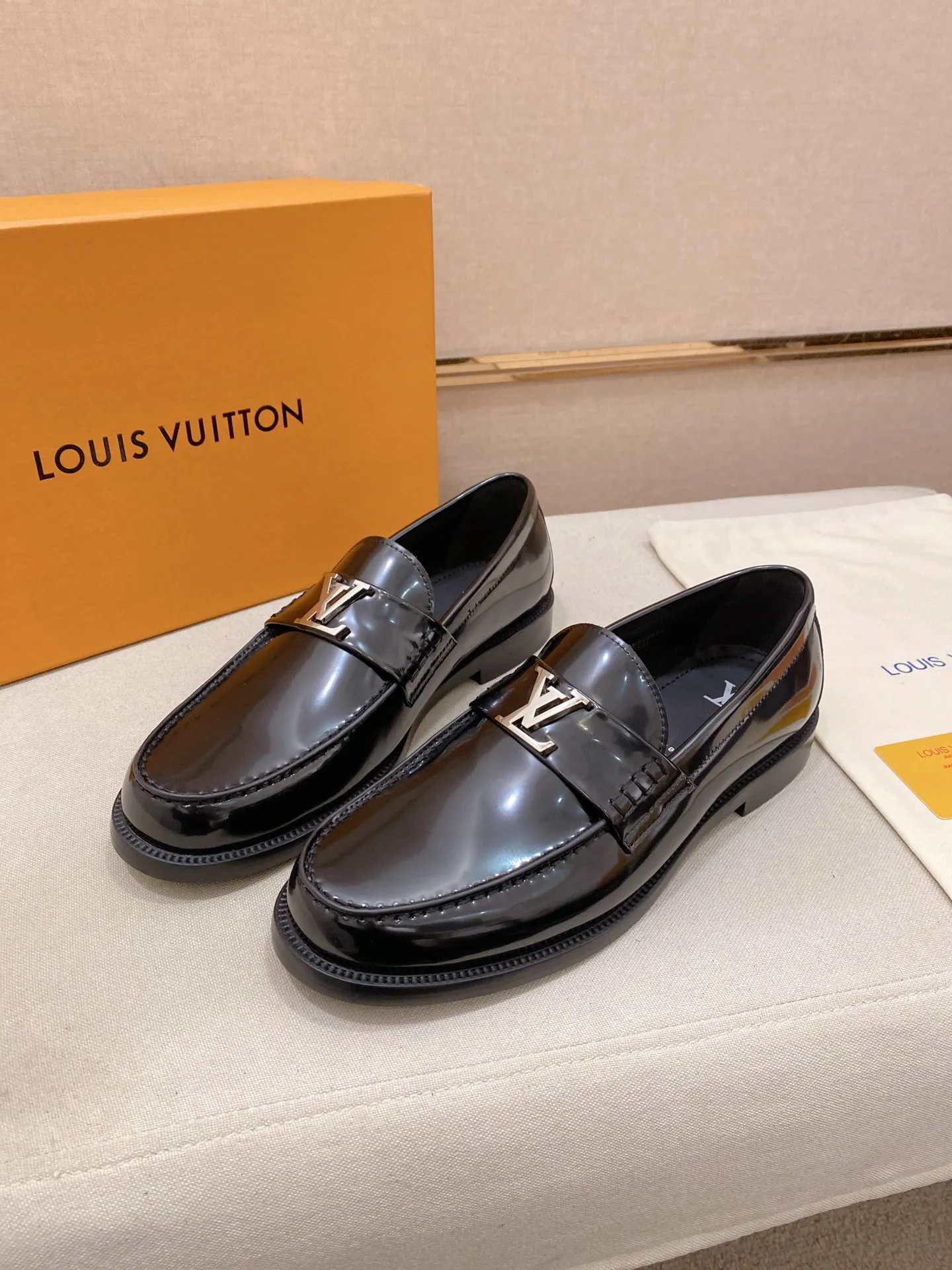 Factory price: 700💰Louis Vuitton LV men's classic Oxford shoes, men's business formal boutique leather shoes, classic model, exquisite almond kernel toe, ultimate art, the whole shoe is made of imported cow leather (open edge beads), carefully selected, fine pores, excellent gloss, soft texture, strong toughness, durable and not easy to deform, apricot calf leather lining, soft and comfortable, sweat-absorbent and breathable. Composite rubber backing at the heel. The front and rear outsole are nailed and reinforced, making them non-slip and wear-resistant. Made with Goodyear craftsmanship, the shoe shape is excellent, light and luxurious, and can be worn in all kinds of formal occasions! Original box and dust bag packaging! Size: 39-44 (38.45. Customized)